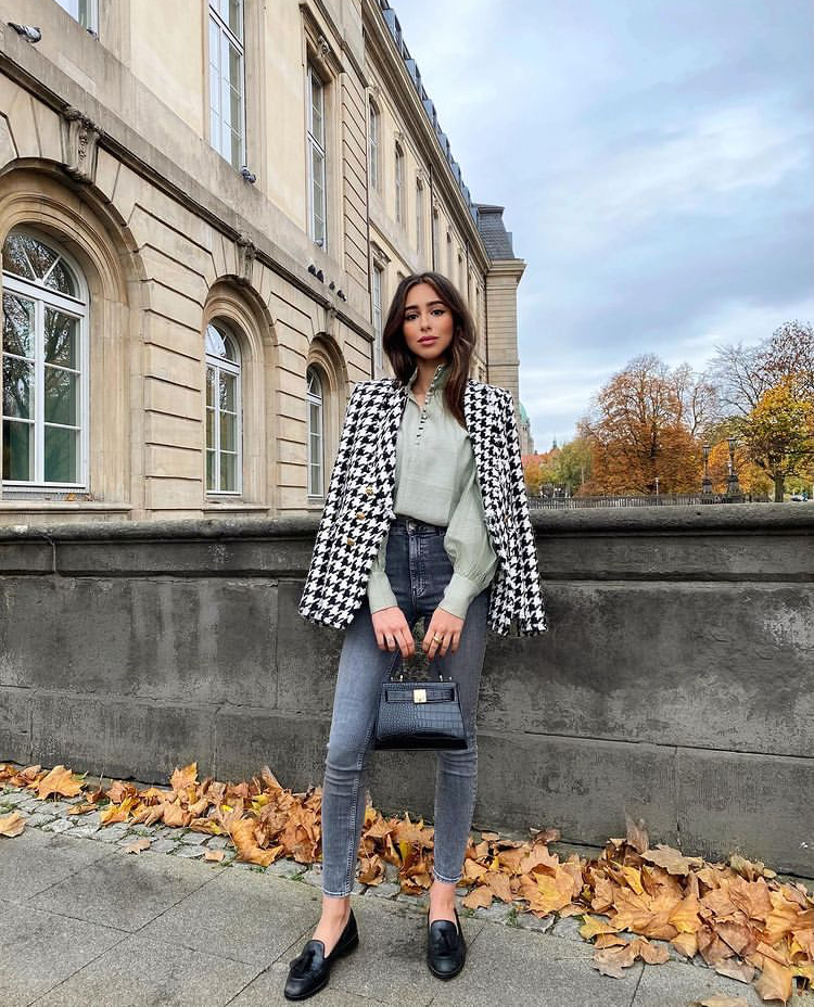 收起你的白球鞋,今年最流行的鞋子洞洞鞋