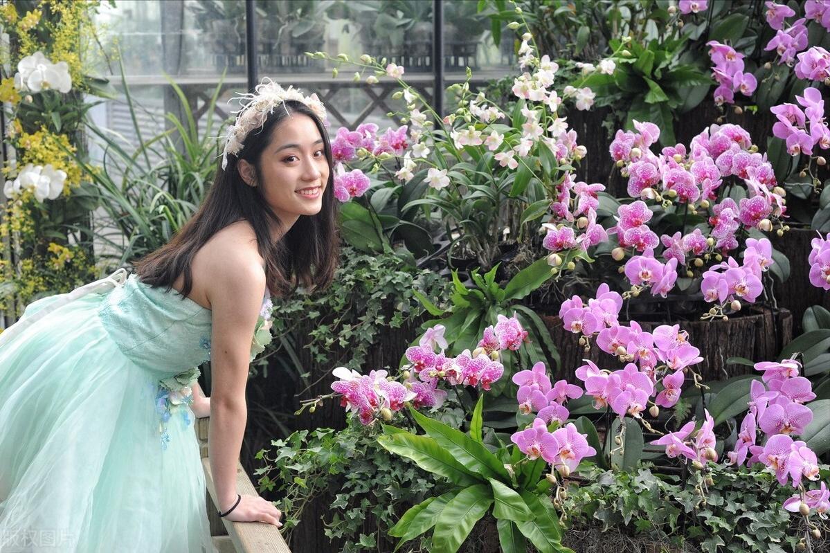 魔童复活魔功*压镇**群魔，妖女们*魂迷**下共拜她为魔界龙妖女王陛下