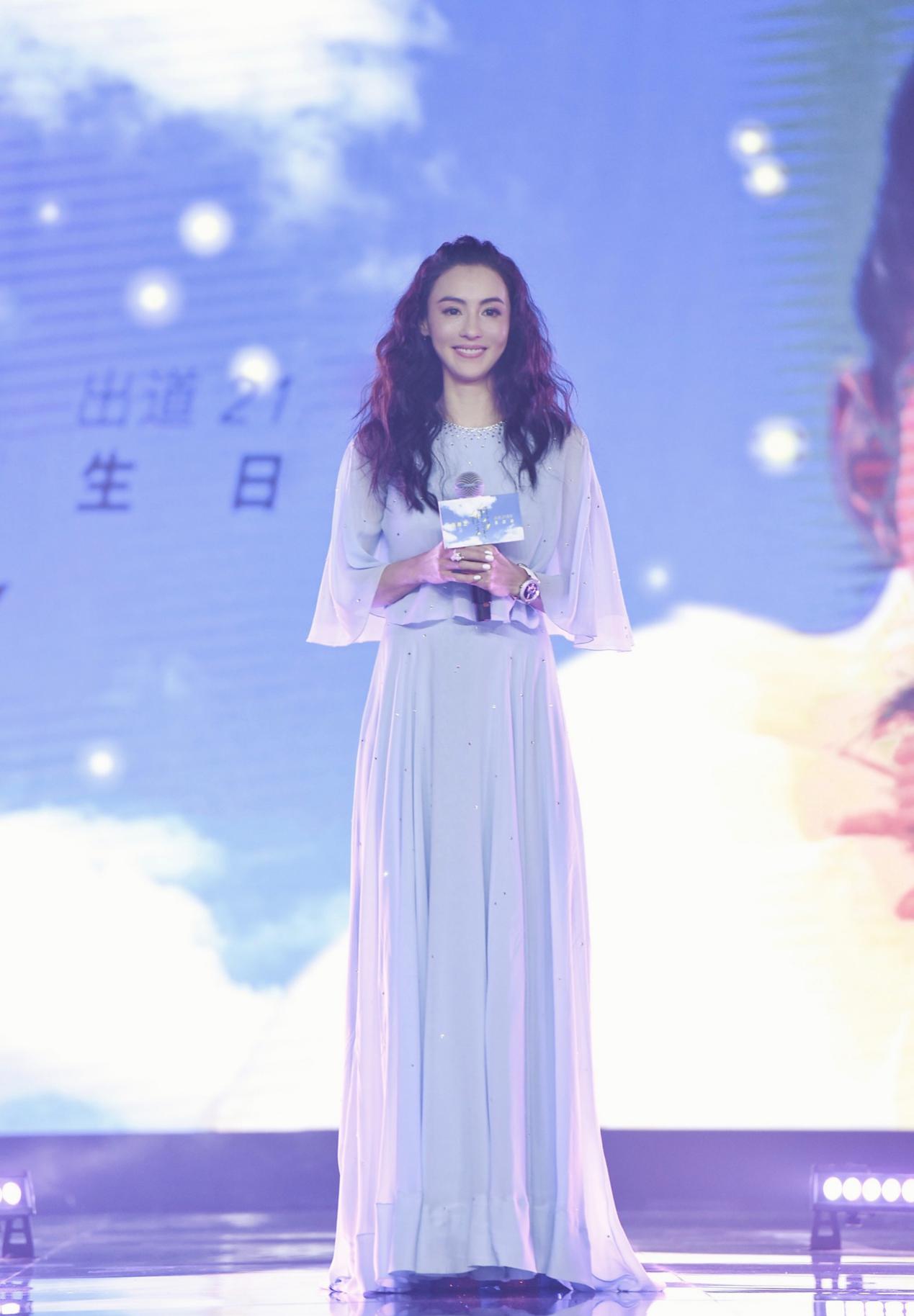 张柏芝黑色服装,张柏芝穿黑色礼服卖萌