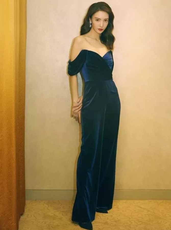 百搭又显气质的法式丝绒裙,一袭丝绒裙复古优雅