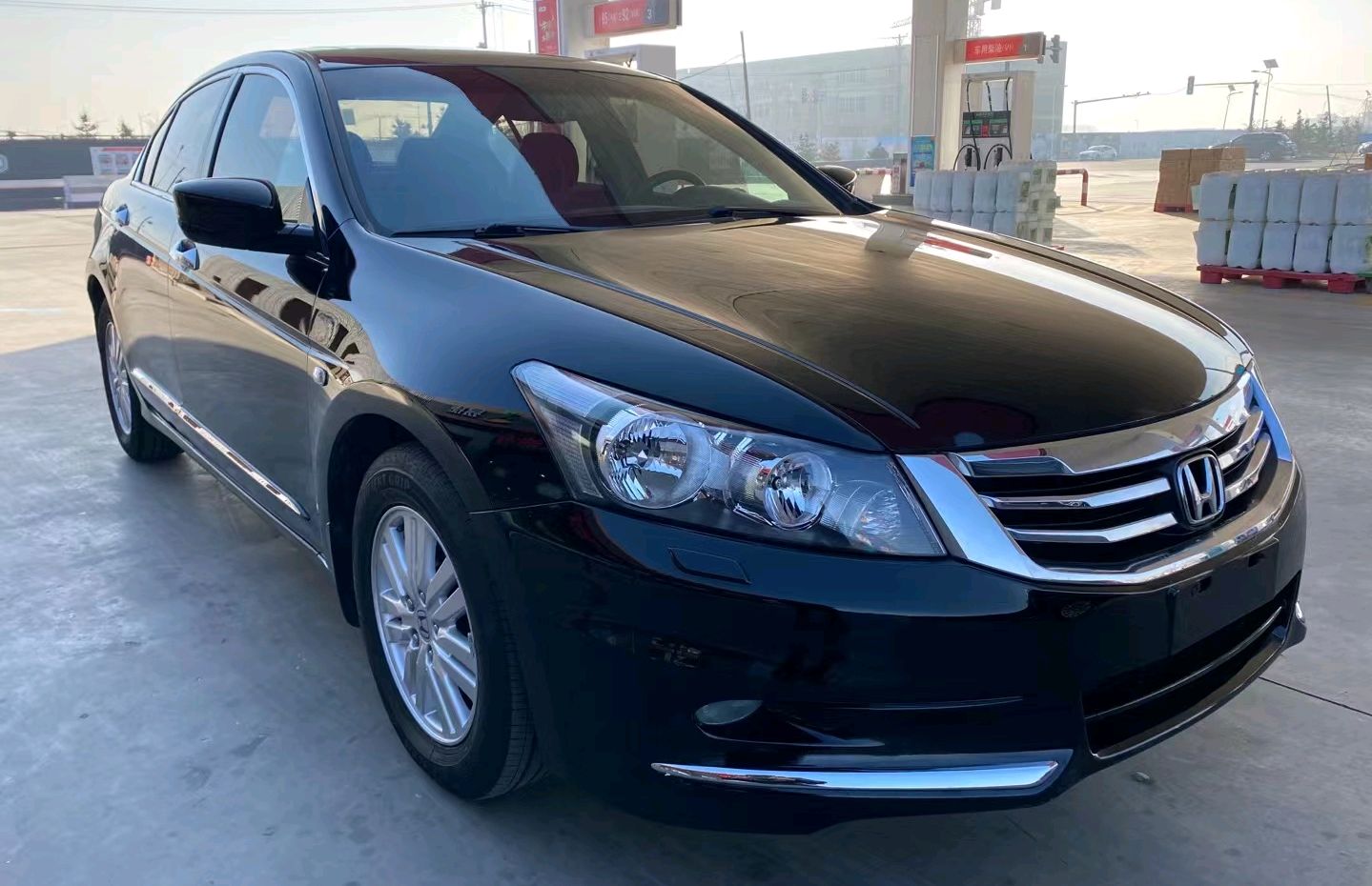 小伙花1万块钱买了一辆二手车,小伙花9万买了台国产车