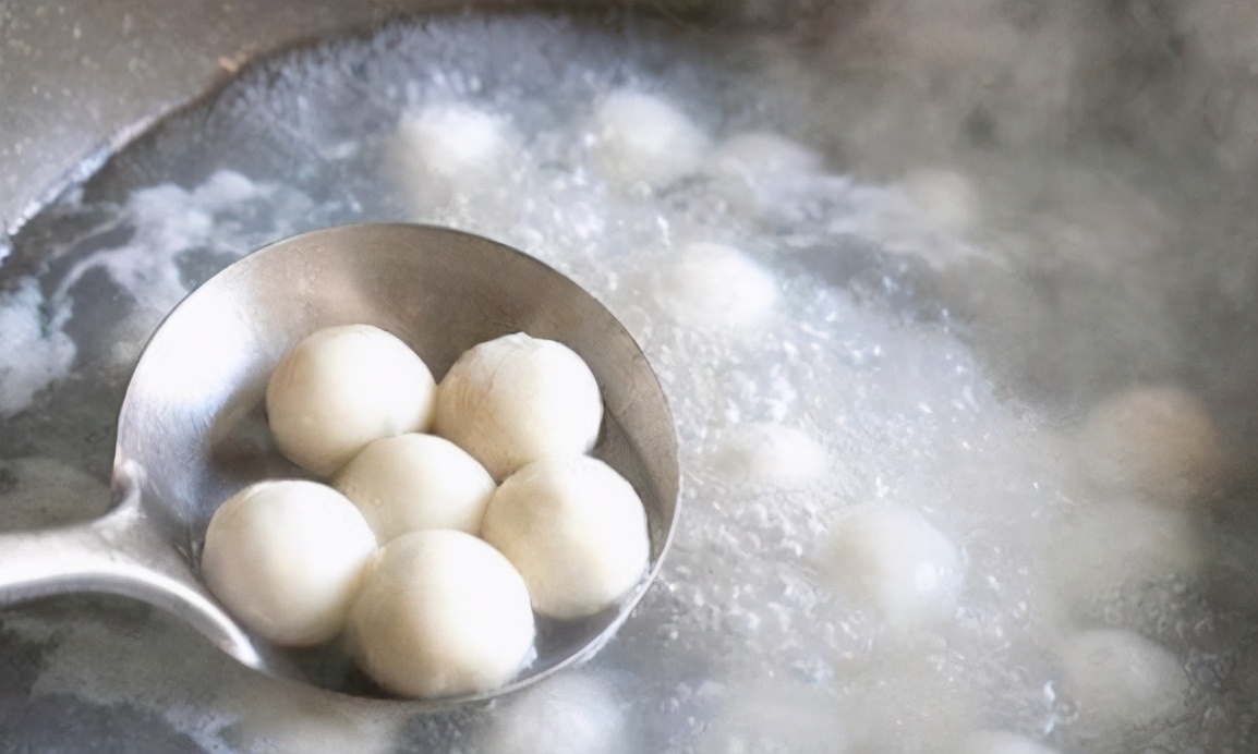 煮汤圆时切记不要直接下锅,煮汤圆要不要盖锅盖