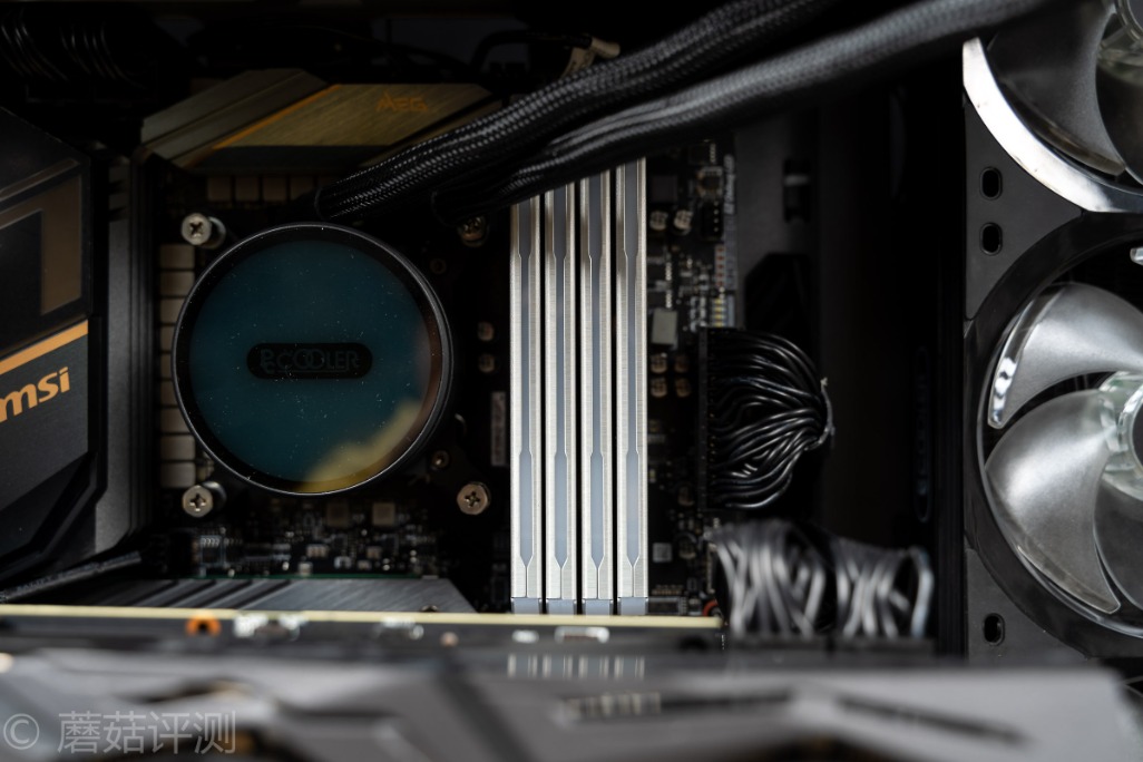 颜值和性能都很能打、扎达克SPARK台式机内存条评测