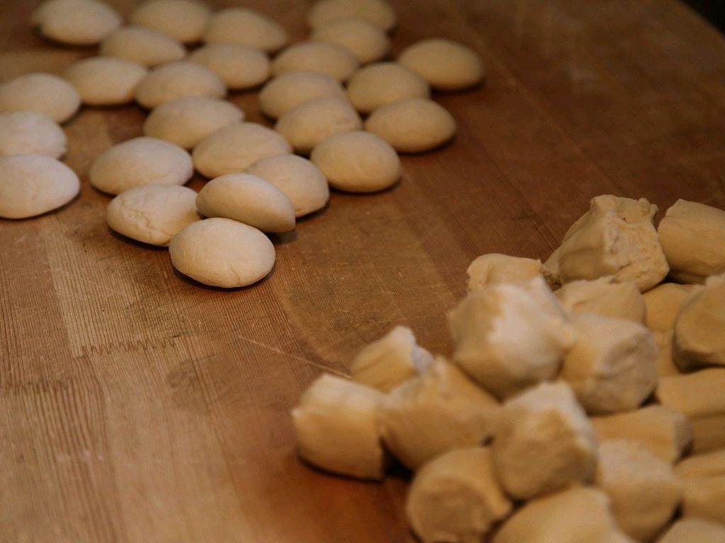 手把手教你擀饺子面皮,饺子店手工饺子皮视频教程