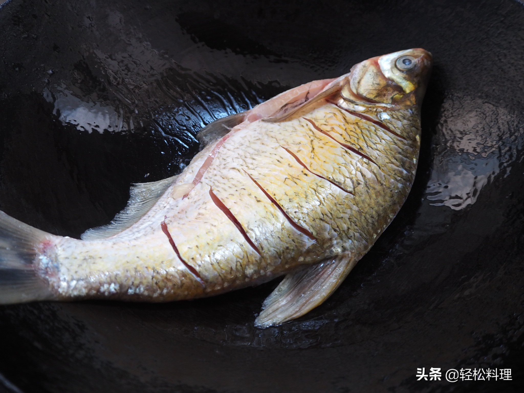 电锅红烧鱼不粘锅不掉皮的方法,红烧鱼怎么做不粘锅不掉皮窍门