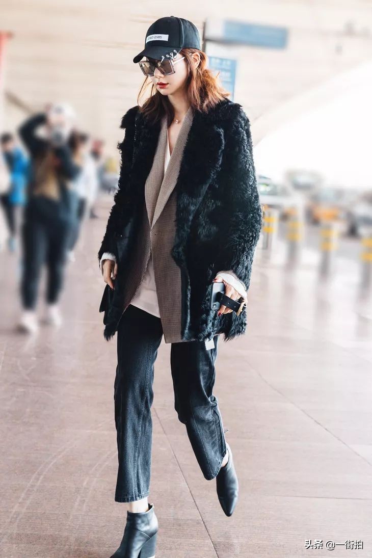 戚薇放大招了,竟穿了羽绒服和睡衣现身机场,混搭界的扛把子啊!