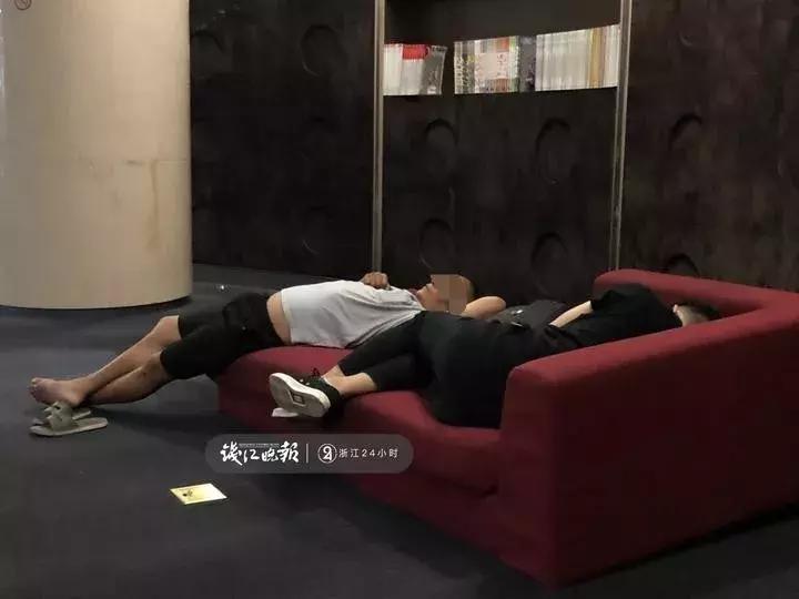 尴尬了！暑期“一座难求”的杭州图书馆，却出现这样一幕！真的合适吗？