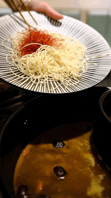 东莞首家火锅+烤肉一体涮就在万江家汇城，几百人排队等着吃