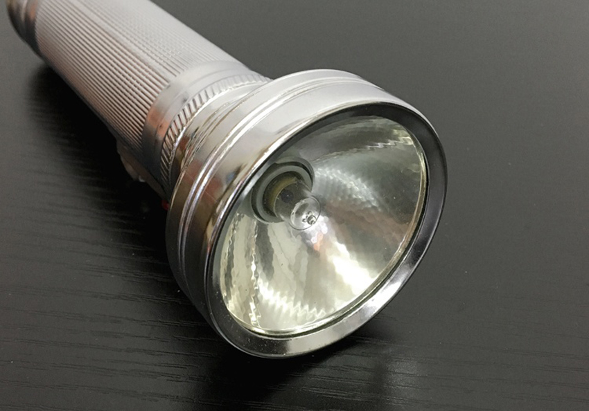 这种老式铁皮虎头手电筒，用过的都不知道缺点在哪里