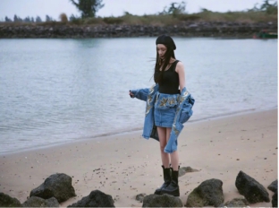 杨幂挑战剧组最土穿搭,杨幂挑战粉色系衣服穿搭