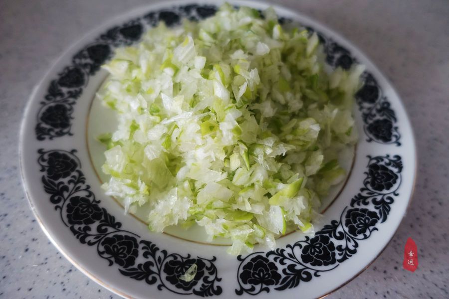 懒笼比包子、饺子都省事,盘在笼屉中,蒸熟后切开,家人分着吃