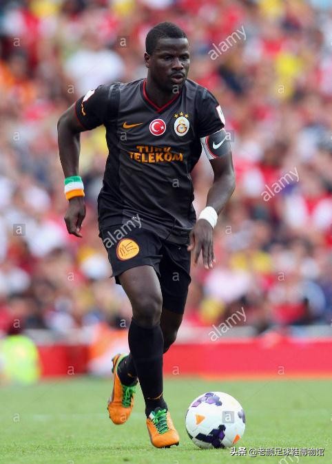 曾经风靡98世界杯的彩色pumaking,如今低调变身成贝莱林小黑鞋