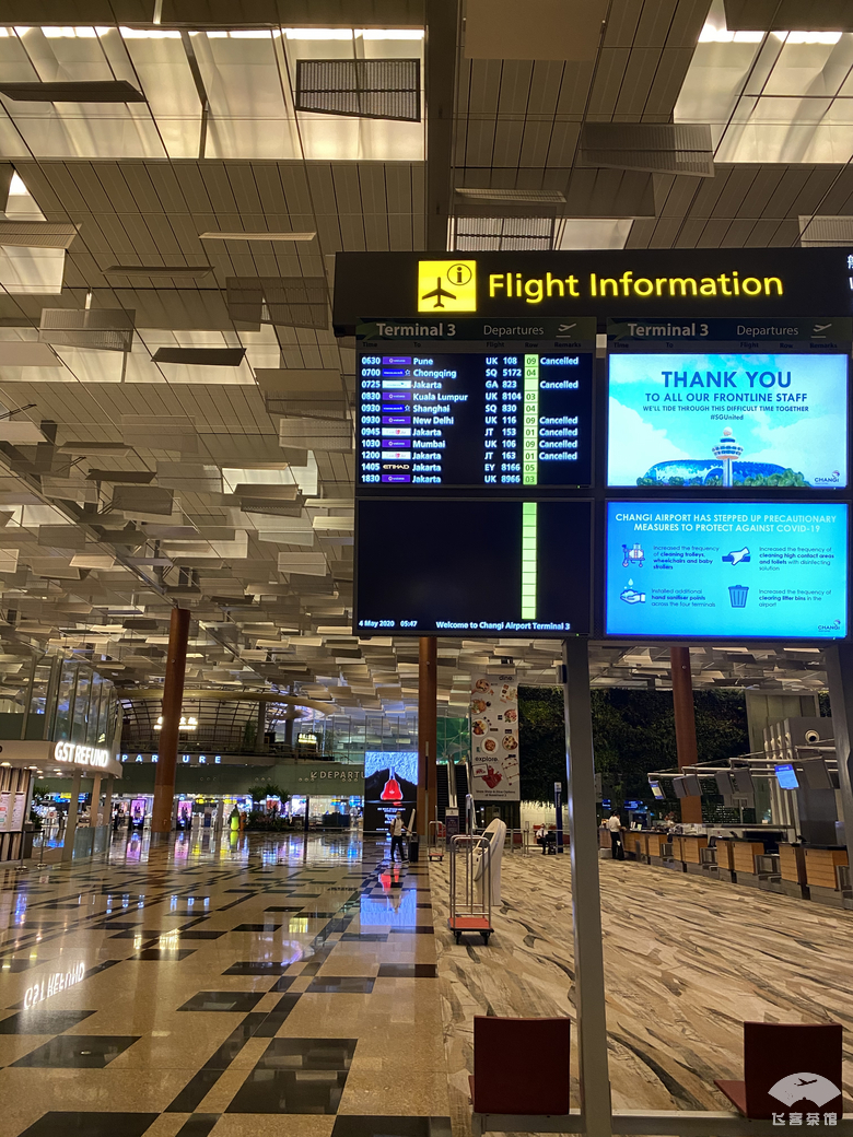 这种专业让人折服!在毫无服务的情况下,空姐仍能准确地姓氏称呼