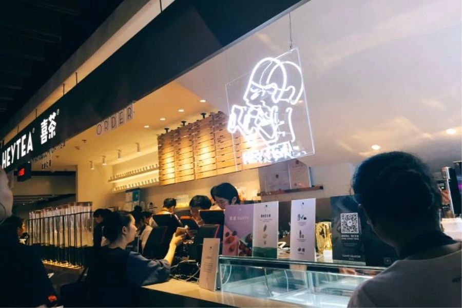 奶茶200块钱一杯排队八个小时,一杯奶茶60元排队买