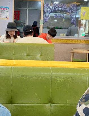 张亮晒受伤照被网友骂遭报应，看来只有官宣真相才能救回人设