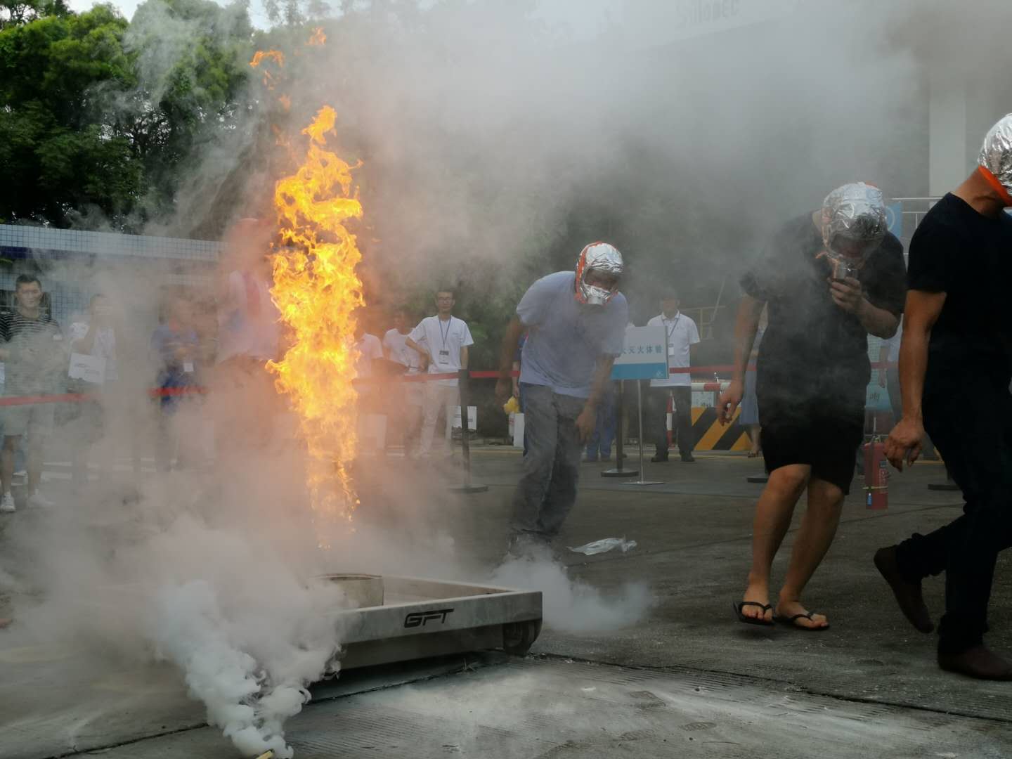 看见危险不要盲目施救,险情来了莫慌张掌握自救是关键