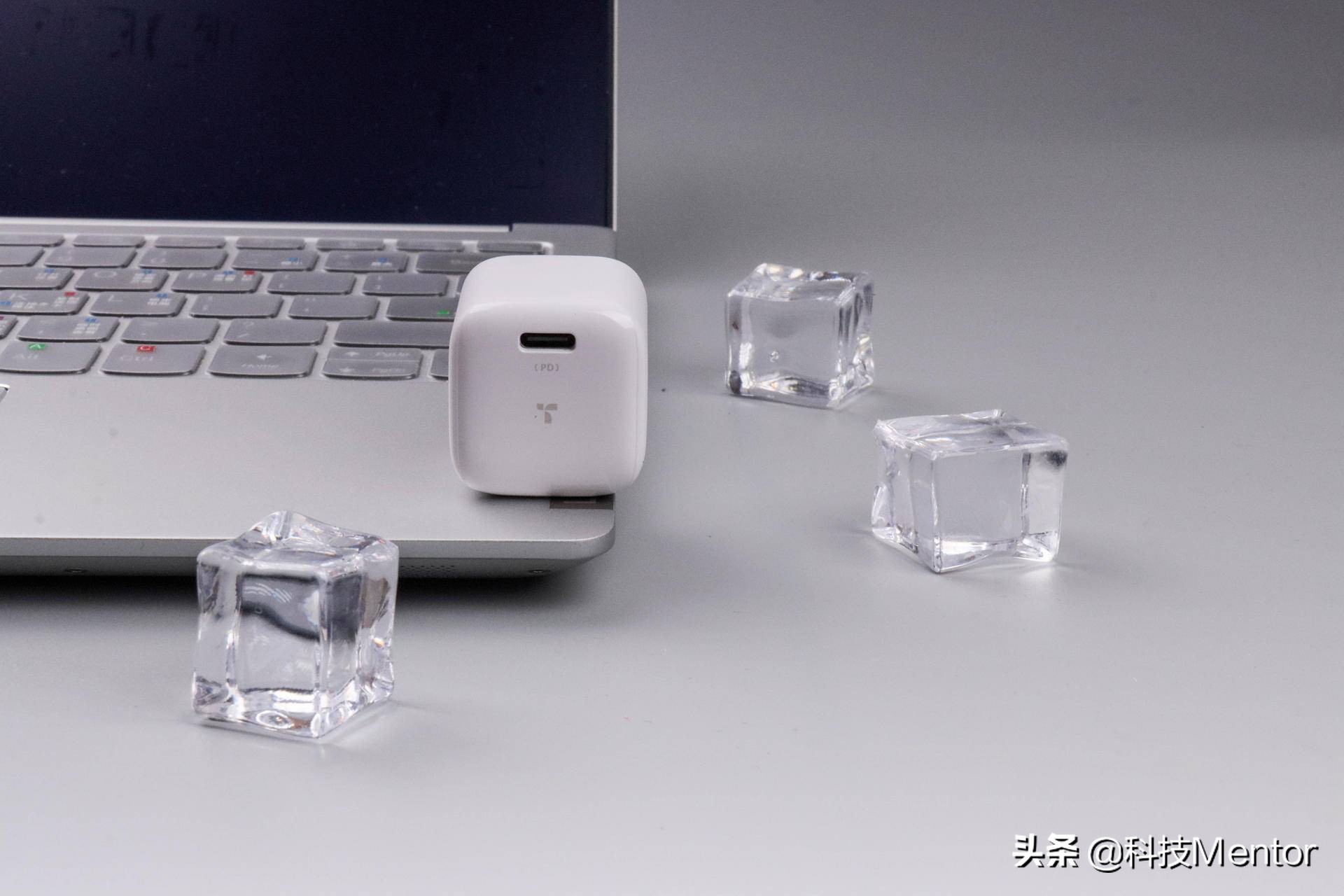 图拉斯小冰块30w快充充电器,图拉斯小冰块和安克充电器