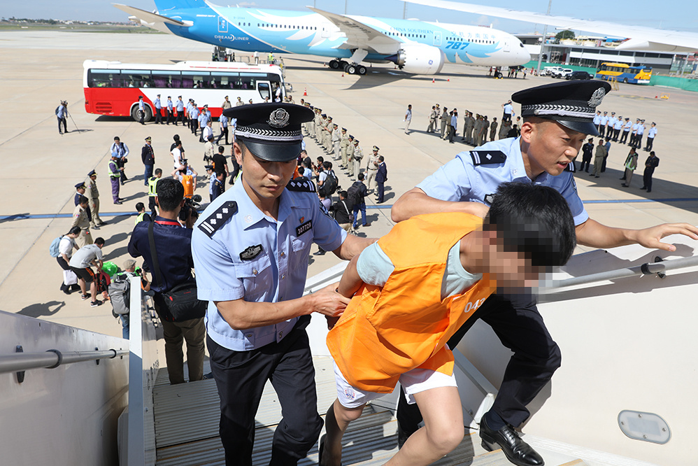 那些藏身海外的“杀猪盘”诈骗团伙:有人力资源公司专门招募员工,*子骗**每天至少骗6人