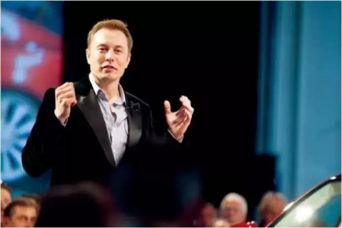 60岁拍裸照，惊艳T台，培养出身价200亿儿子：年龄从来不是问题