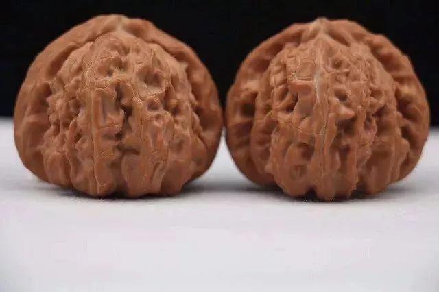 文玩核桃文盘与武盘各有什么好处,文玩核桃不盘的时候要放袋子里吗