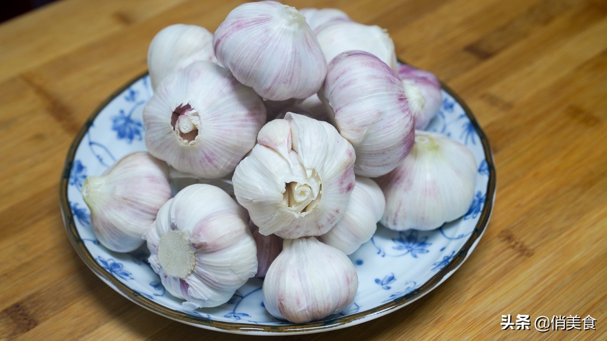腊八蒜用什么醋腌才能变绿,腊八蒜可以直接用醋腌吗