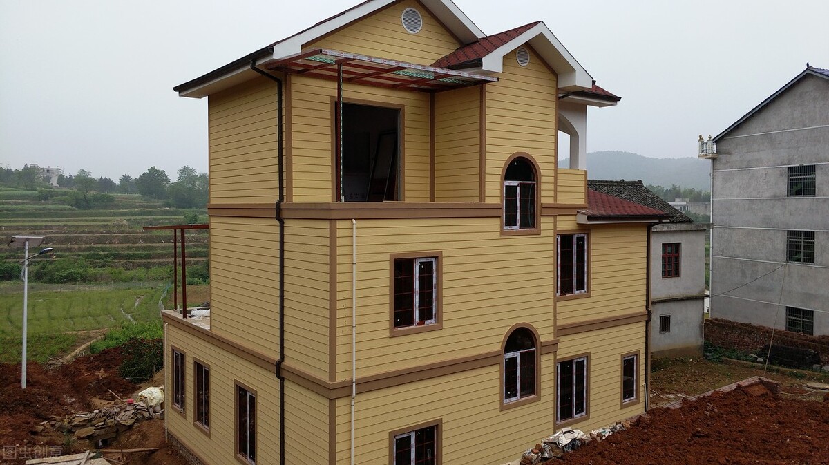 屋后有水适合建房子吗,门前有坟墓可以建房吗