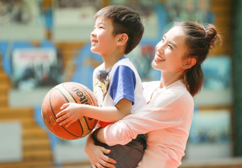 黄圣依小儿子过生日，一家四口齐出镜，哥哥成熟稳重弟弟乖巧可爱