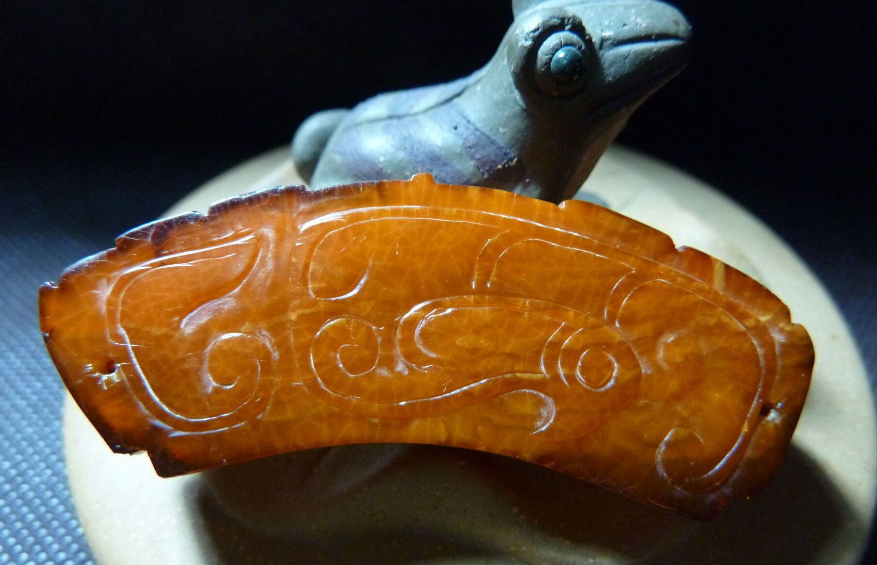 蜜蜡与琥珀的区别在哪里,蜜蜡和琥珀哪个更值得收藏