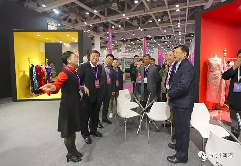 超百图再现2018年服装圈内那三十道靓丽风景……