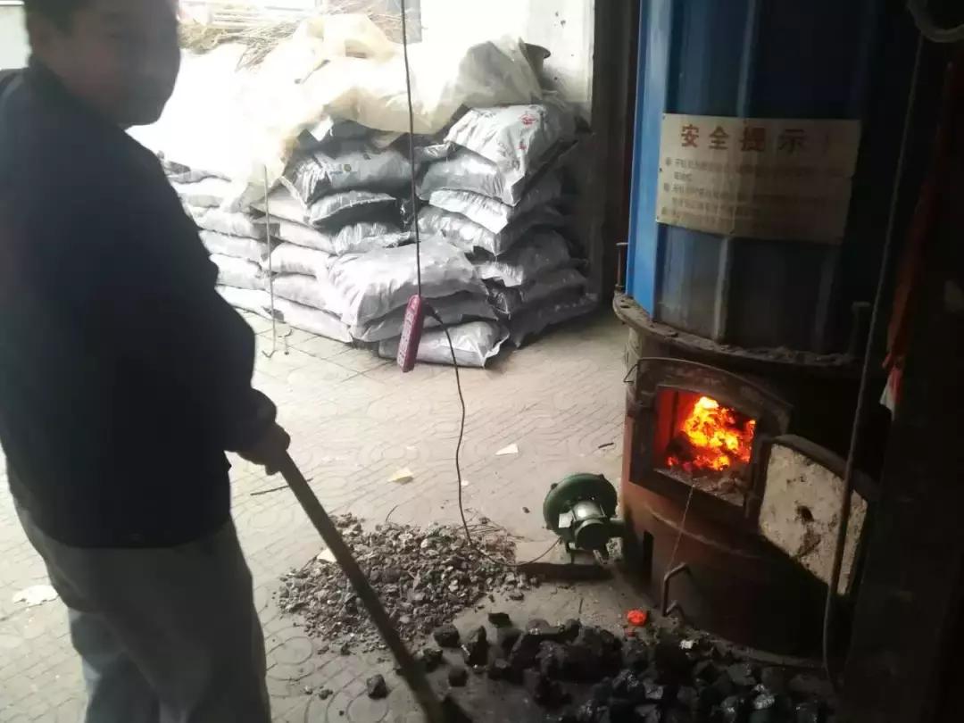 取暖用上“烈焰”清洁煤,村里不再冒黑烟了!