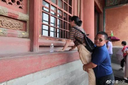 父母秀恩爱对子女的好处,父母特别秀恩爱的方式