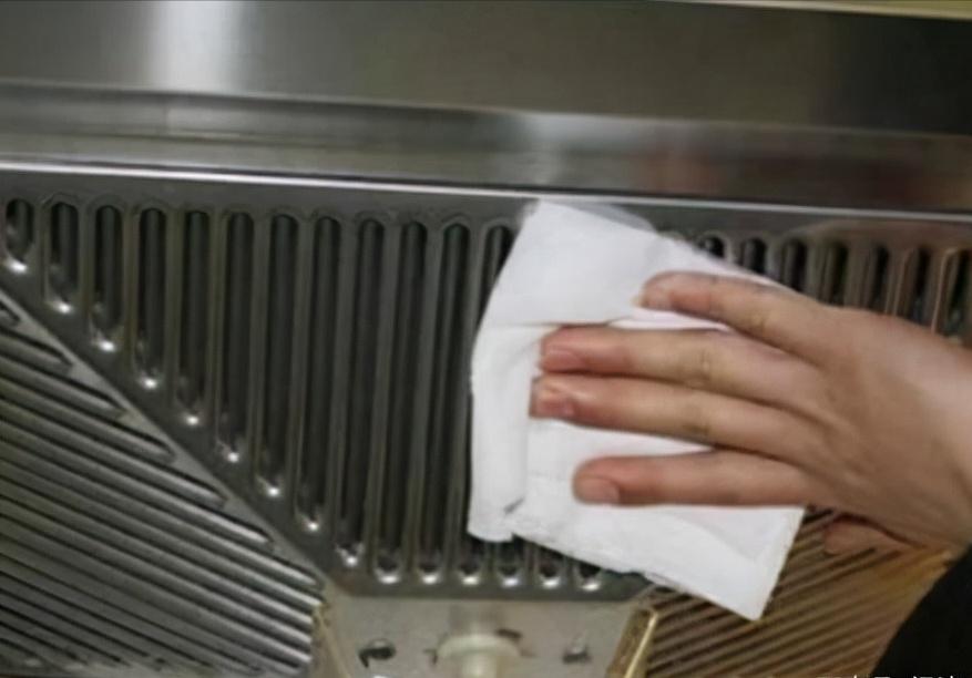 油烟机不管有多脏一个口罩就搞定,油烟机脏了别傻傻拆下来洗了