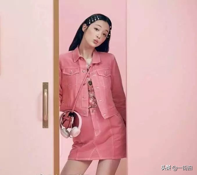 雪莉穿红西装,雪莉穿绿色吊带裙