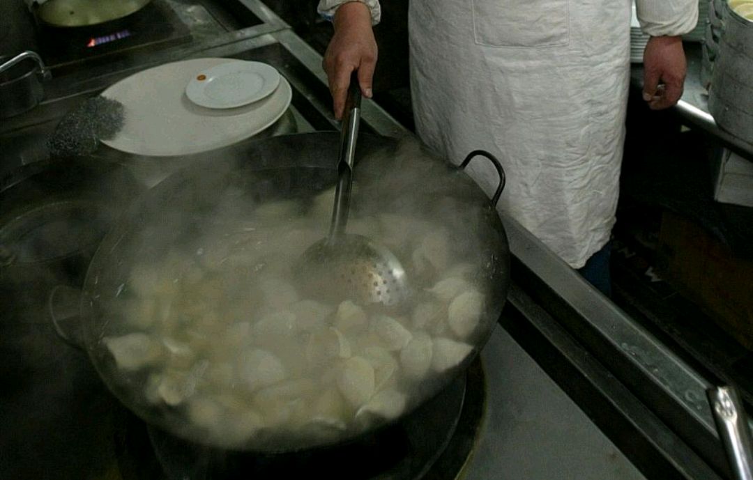 煮饺子加三次冷水的做法,凉水煮饺子还是热水煮冻饺子