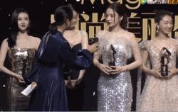 史诗级尴尬现场!口误一个接一个,她究竟是怎么了?