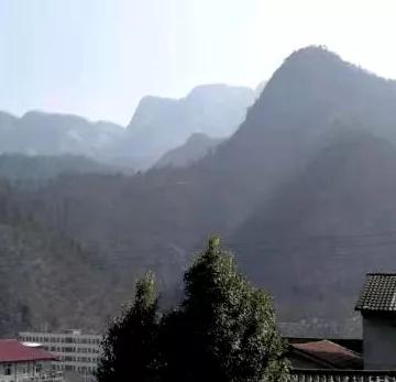 原创散文:鄂西乡村,山路崎岖,人们练就了一身背的功夫