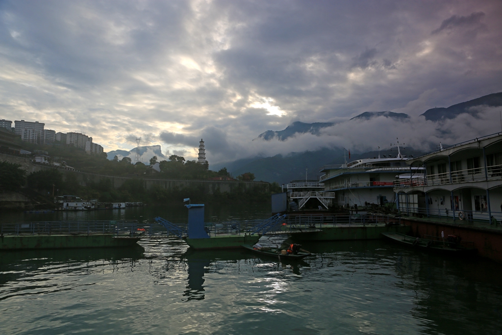 朝辞白帝彩云间中的白帝是指什么,朝辞白帝彩云间中提到的白帝