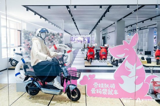 解决宝妈烦恼的通勤车,爱玛亲子袋鼠车图片