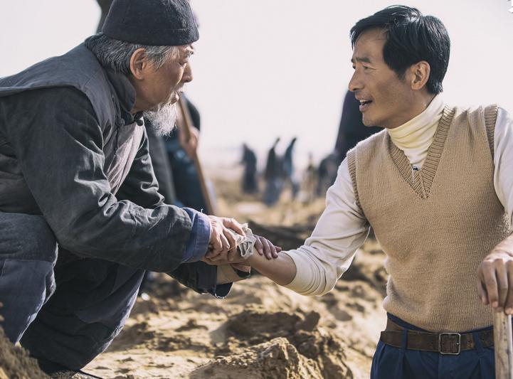 横跨57年，这2部电影3个山东男人，凭什么惹哭了3代中国人？