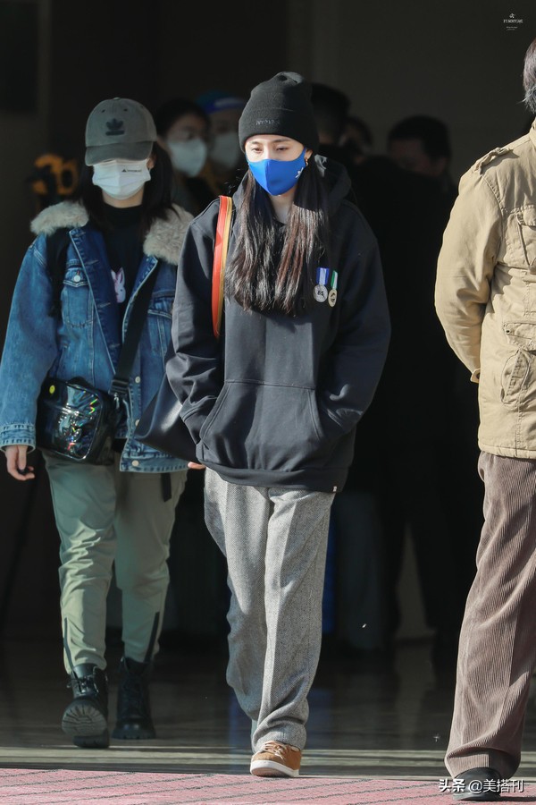 杨幂穿亮片毛衣搭配皮裤现身活动,杨幂最新私服夏天长袖绿色