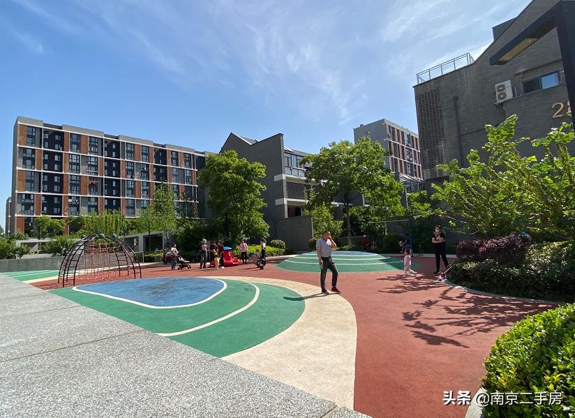 凭实力吸粉!成交破4万/㎡,实探百家湖“网红”神盘