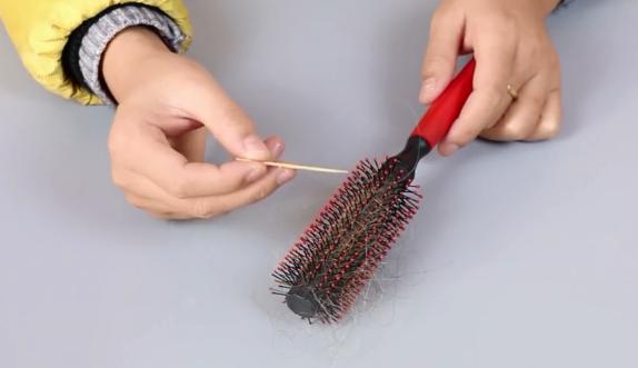 卷发梳子里面的头发怎么清理掉,卷发梳中的头发怎么清理