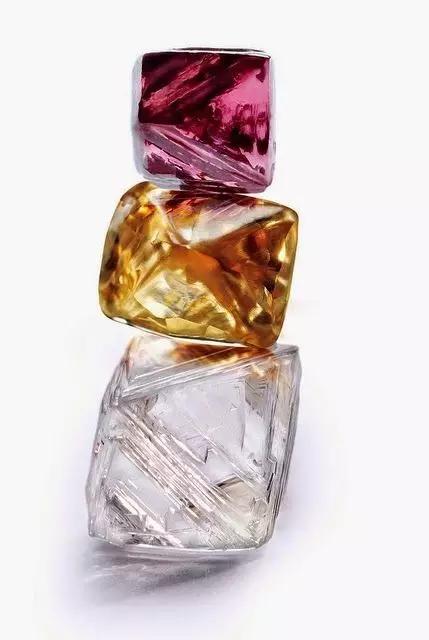 纯天然的钻石原石的特点和图,钻石的原石原来长这样太神奇了