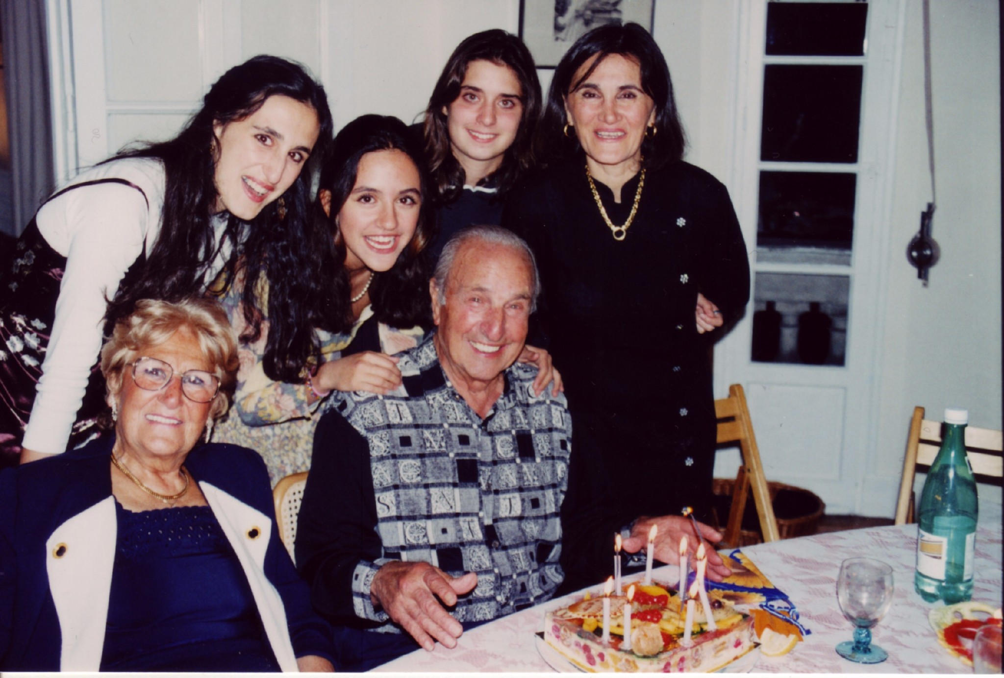 41岁“演技派”刘烨，曾3夺影帝娶小两岁娇妻，今一家四口惹人羡