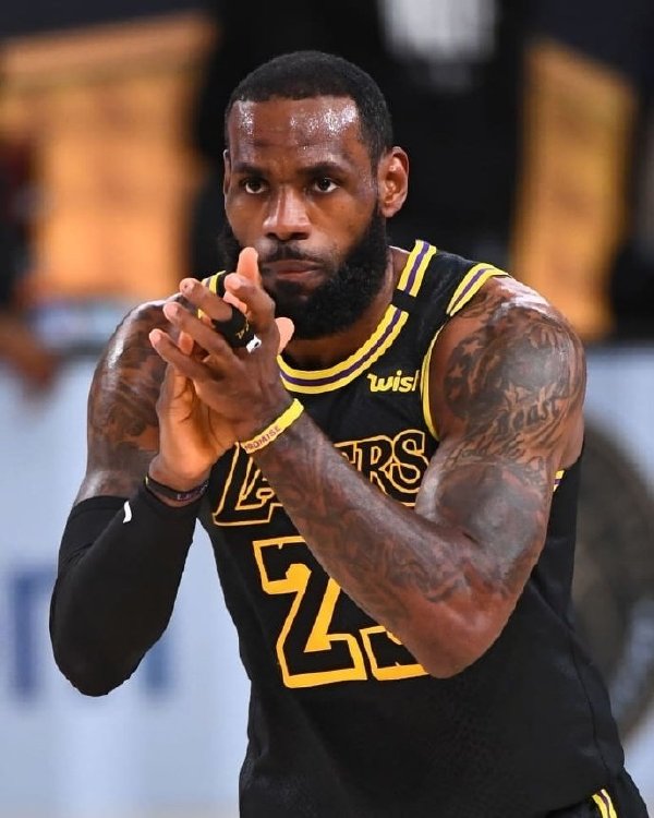 库兹马为什么离谱不看人传球,库兹马为什么不给普尔传球