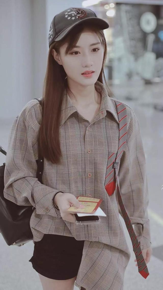 陈意涵超深v吊带长裙,陈意涵机场穿牛仔衣