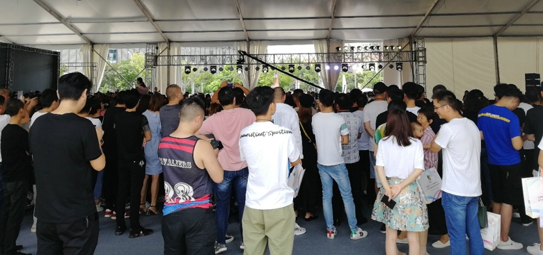 2019首届（中国）羽绒服原创设计论坛暨平湖·中国服装城原创羽绒服采购节盛大启幕