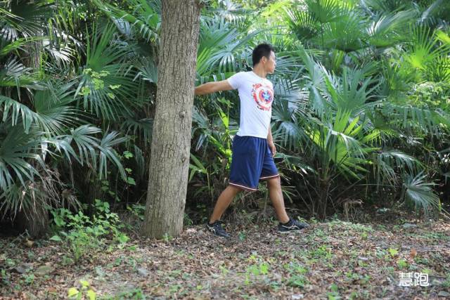 小臂拉伸细节,跳绳热身拉伸动作细节