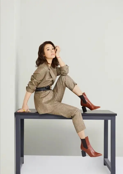 林心如穿低领深v裙视频,林心如穿搭夏天气质连衣裙