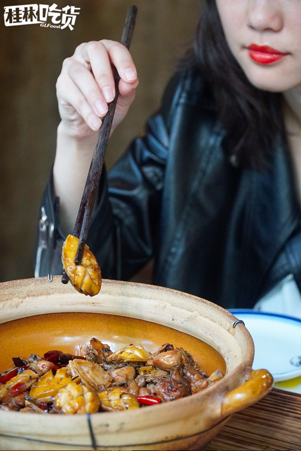 这家店惊现养生辣锅?!吃之前还要先“玩火”!